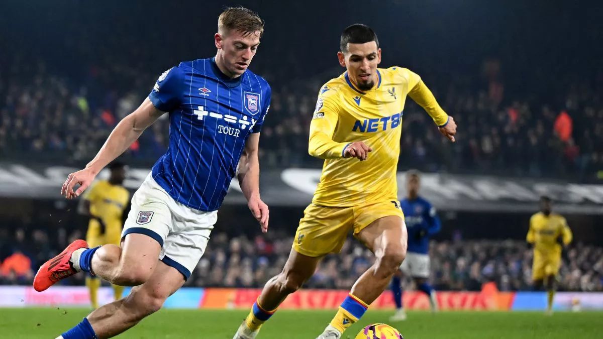 Daniel Munoz in action against Ipswich Town