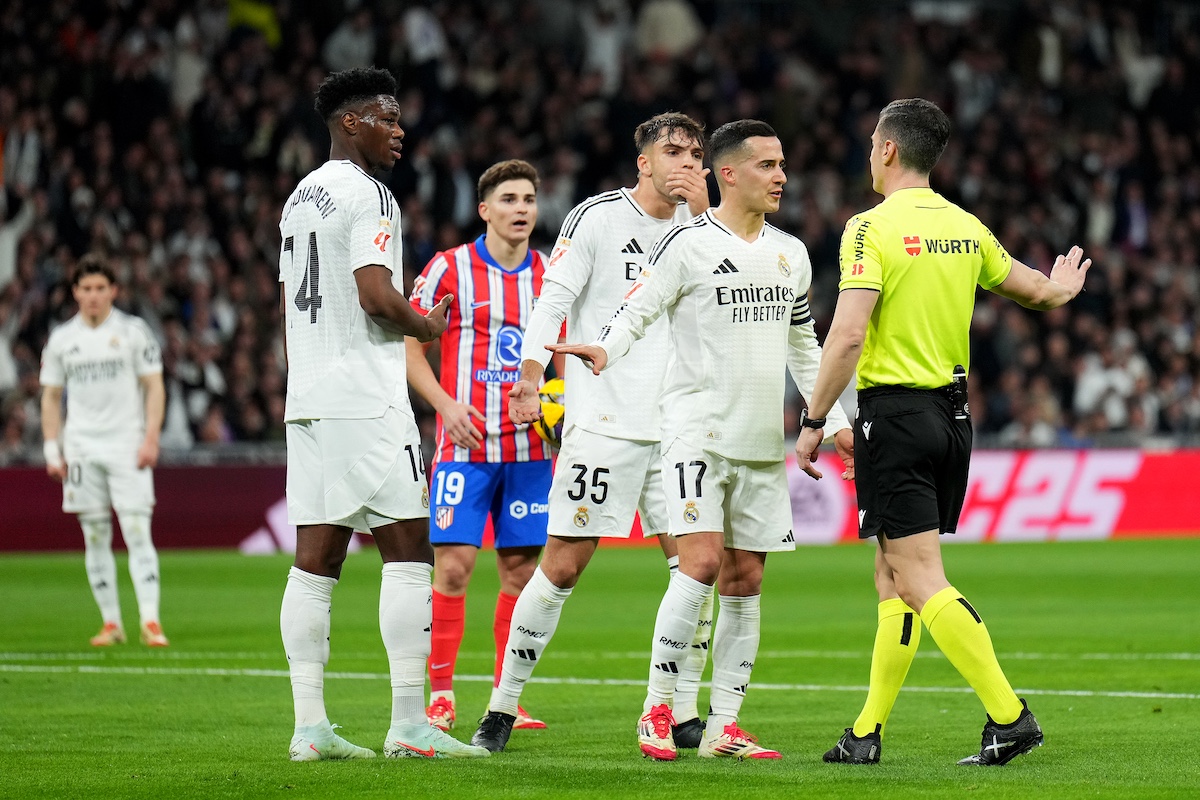 Vazquez, Asencio et Tchouameni se plaignent à l'arbitre.