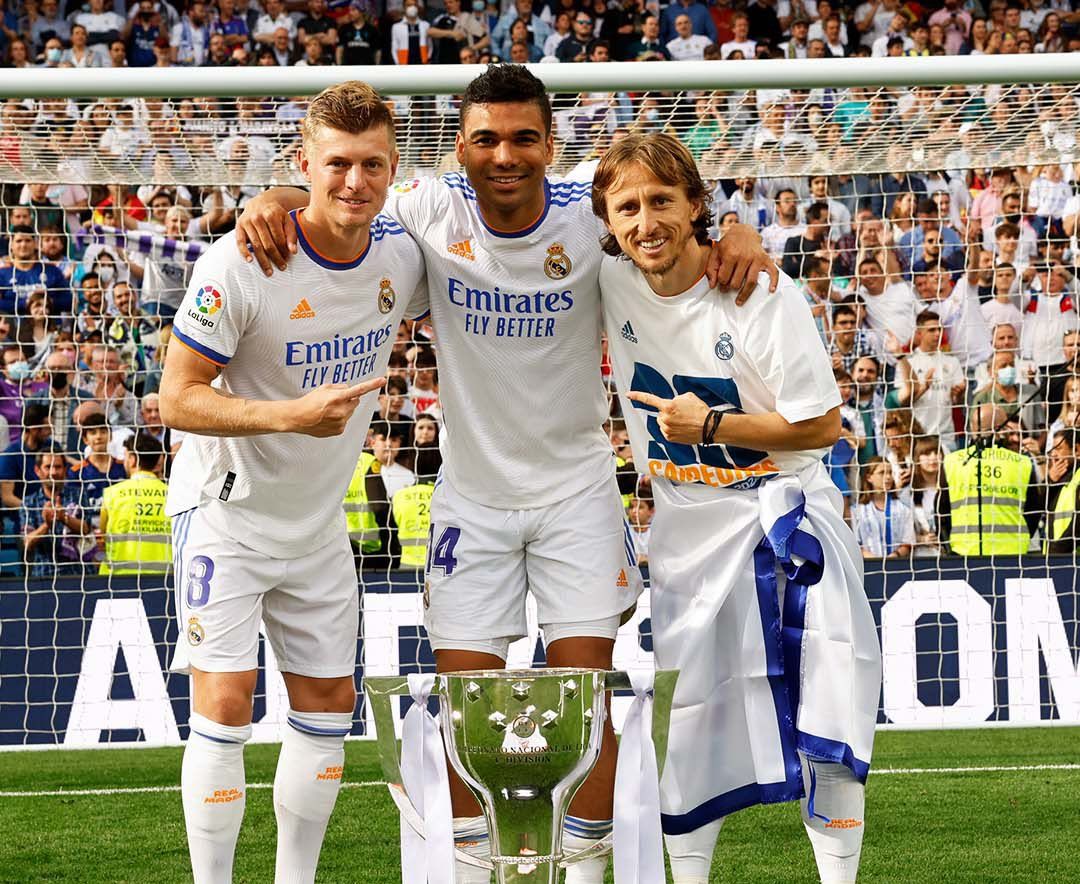 Casemiro, Modric et Kroos posent avec le trophée.