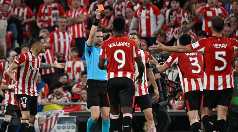 Le club d'athlétisme de 10 hommes battait profondément par Manchester United dans la Ligue Europa