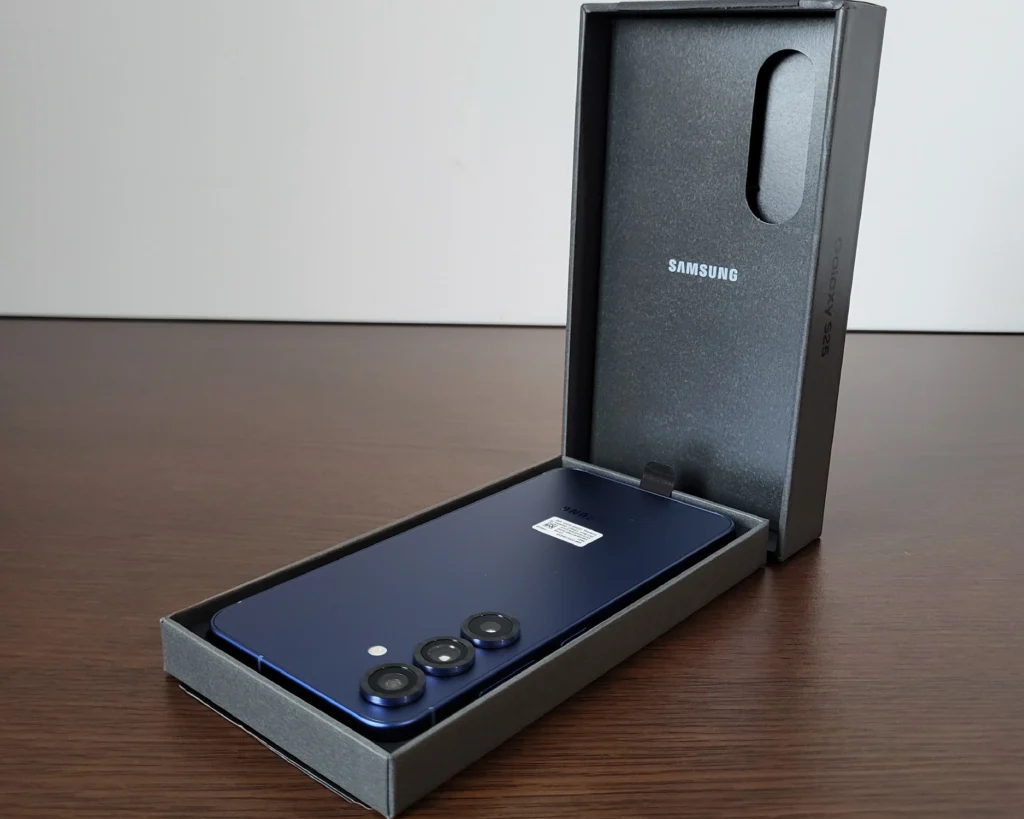 Samsung Galaxy S25 in cutie