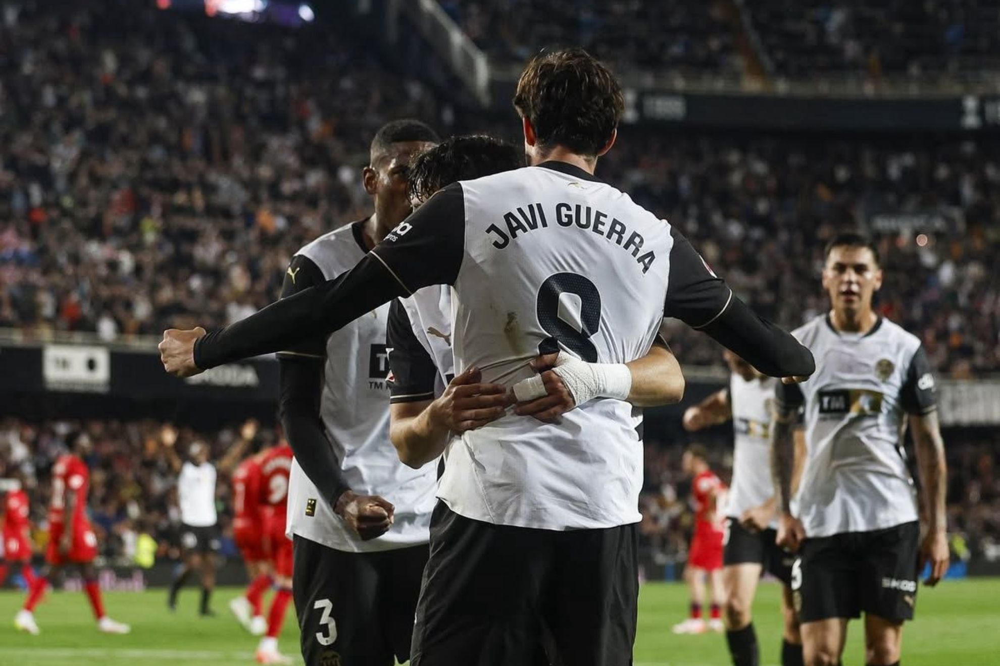 Javi Guerra célèbre son but contre Séville.