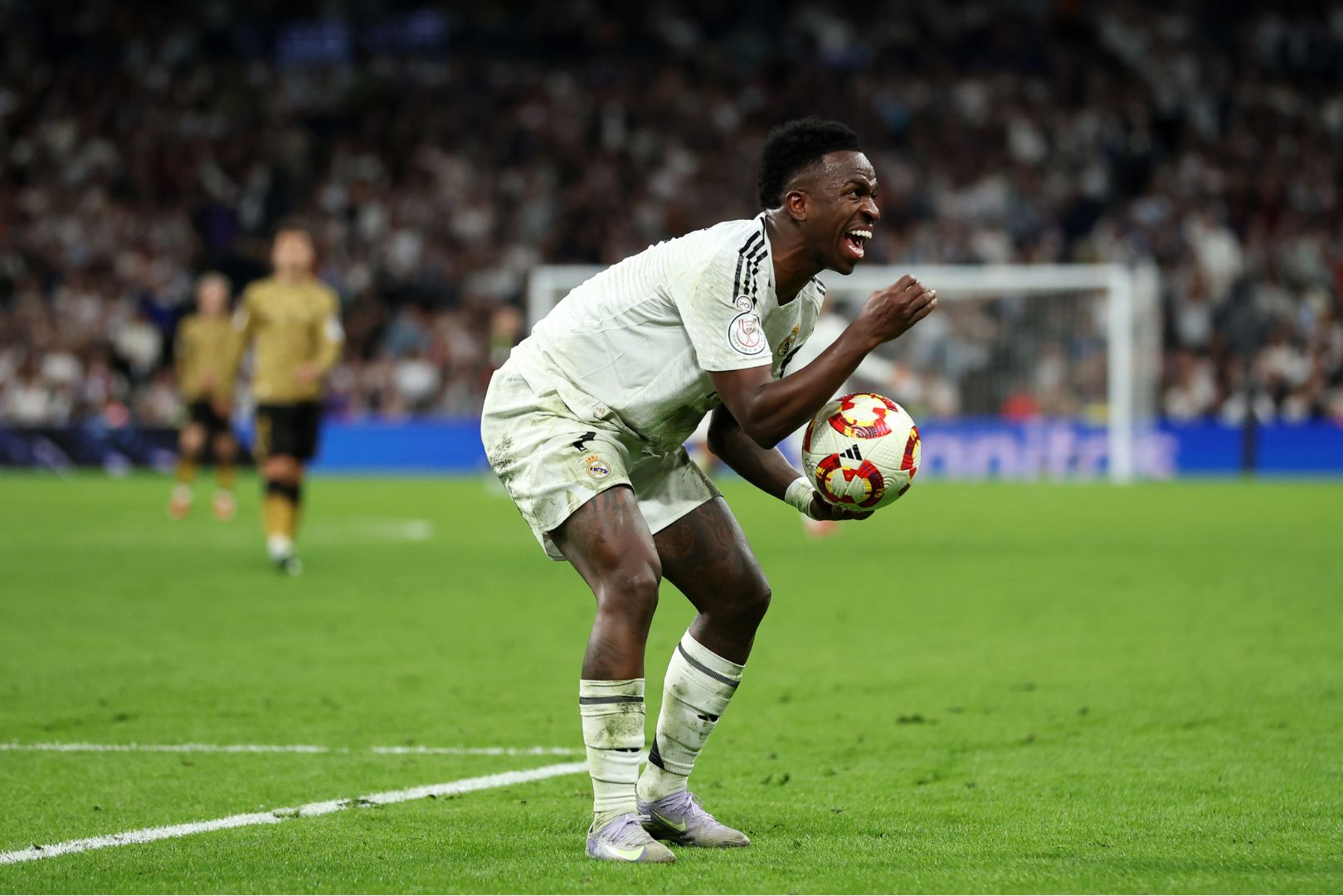 Vinicius appeals to the assistant referee at the Santiago Bernabeu.
