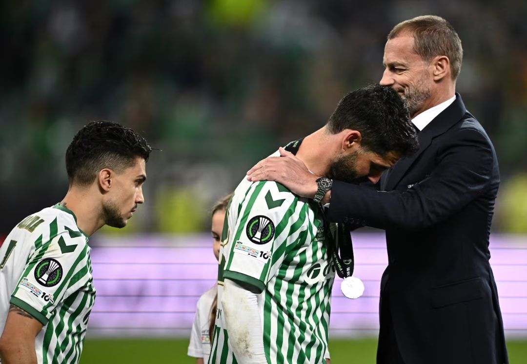 Le personnel de Chelsea se rend à ISCO après la finale de la Ligue de la conférence de l'UEFA