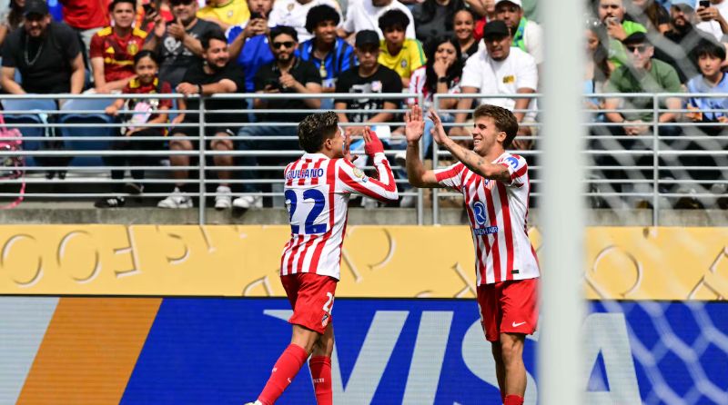 Giuliano Simeone célèbre avec Pablo Barrios.
