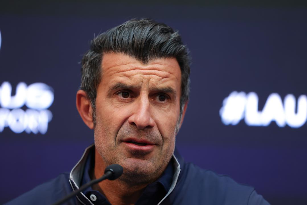 Luis Figo veut que le Real Madrid vole à 22 ans de Barcelone