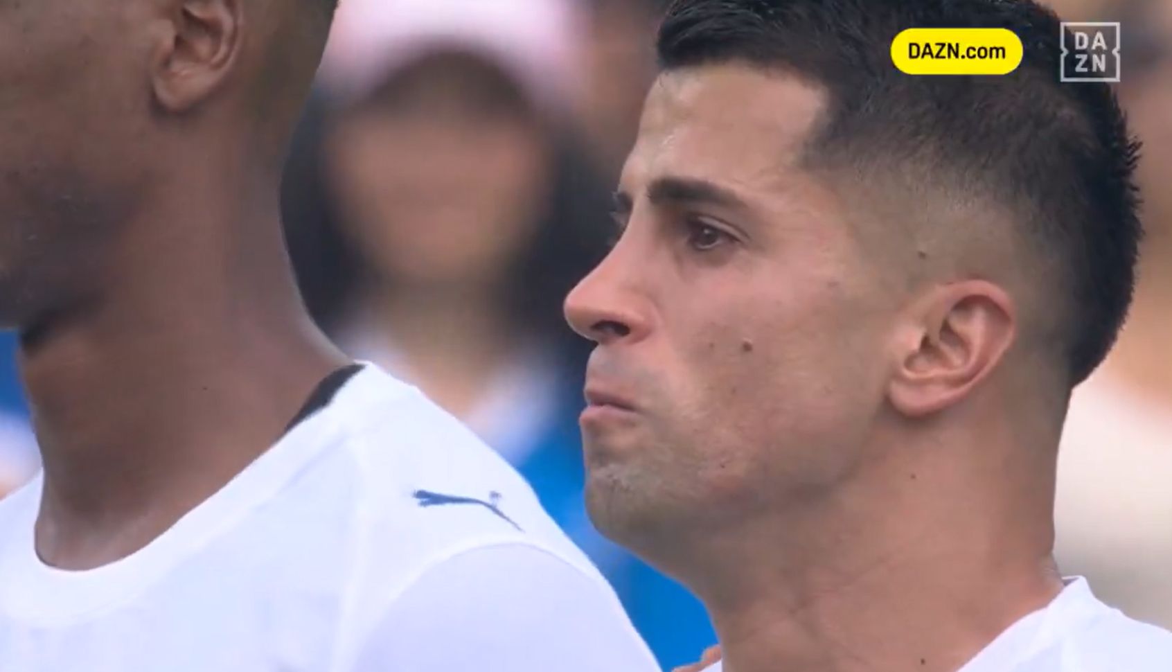 L'ex-étoile de Barcelone ne retient pas les larmes pendant la minute de silence pour Diogo Jota
