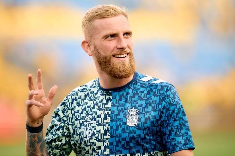 McBurnie a eu du mal à frapper l'arrière du filet.